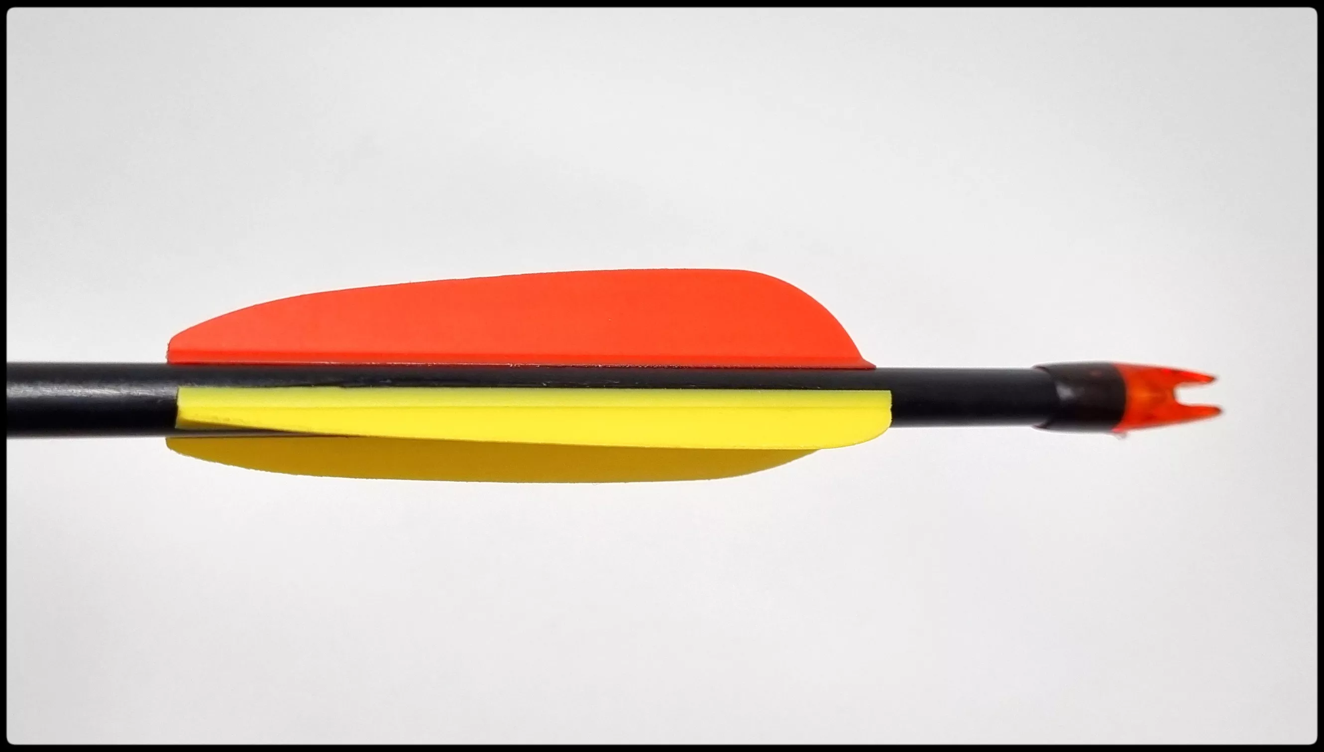 Pohled na křidélka šípu Beast Hunter