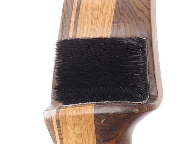 Tradiční zakládka šípu ze srsti zvířete